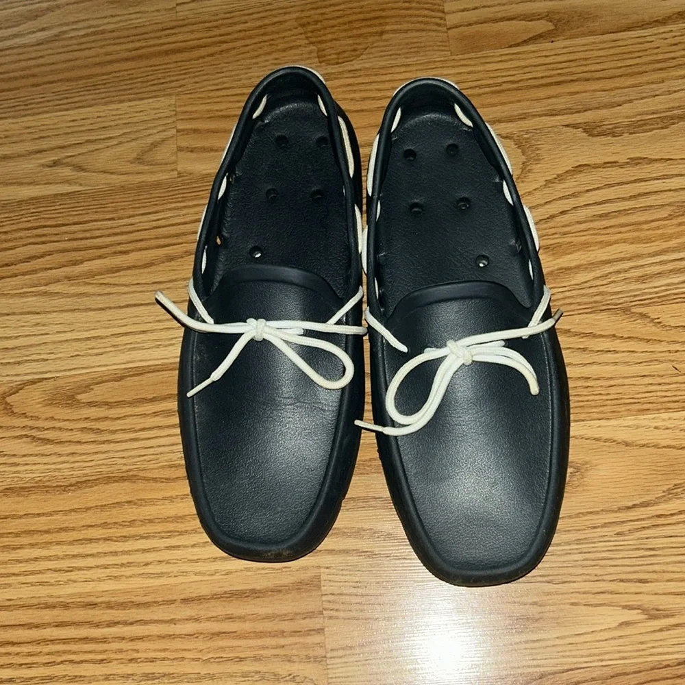 Black Men’s Slip-On Loafers with Contrast Cream Laces